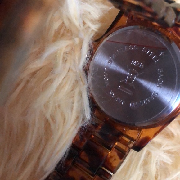 Ladies flip lock expandable vintage tortoise shell brown watch with crystals - Picture 5 of 6